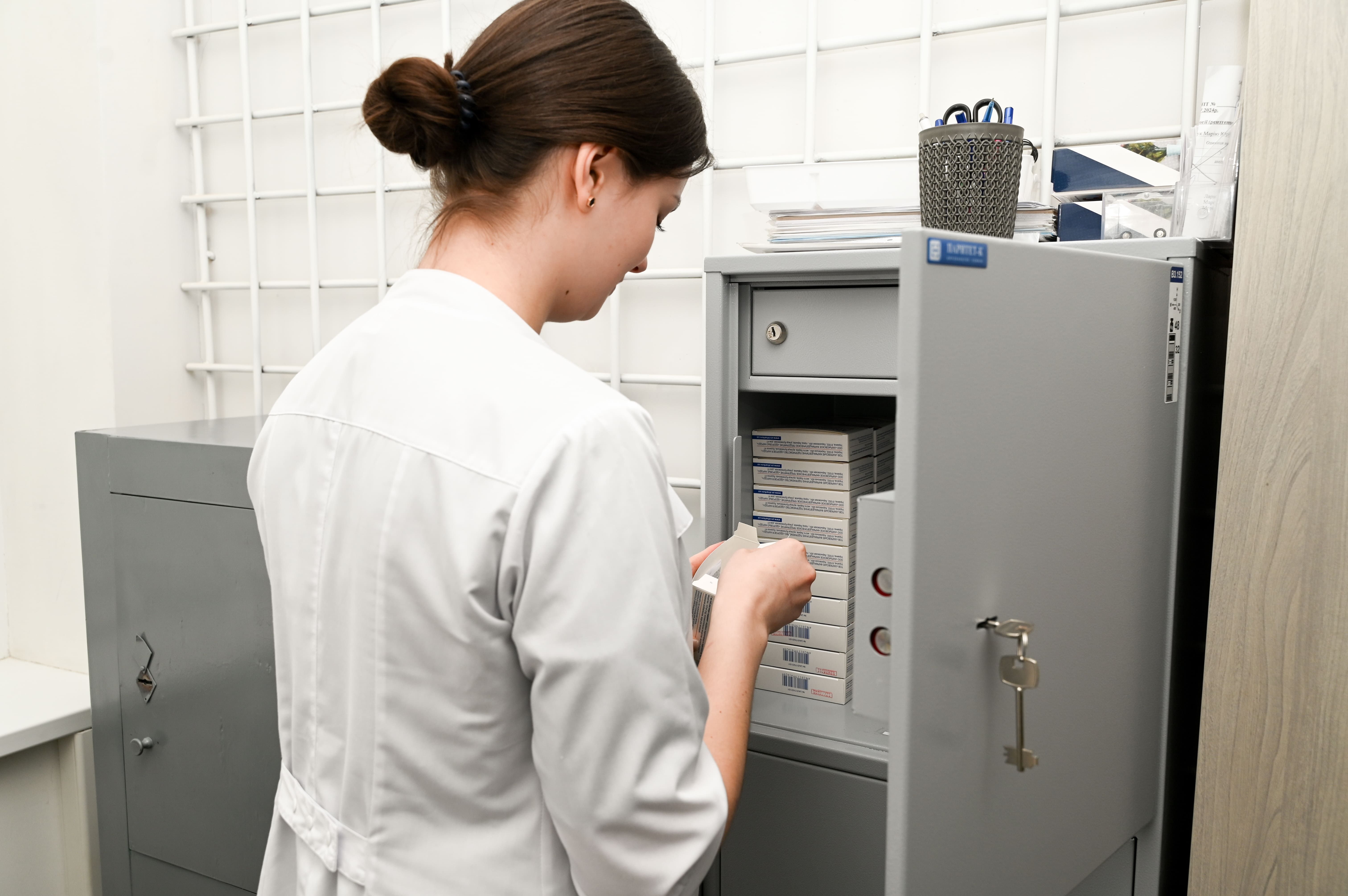 працівниця на складі ЛЗ