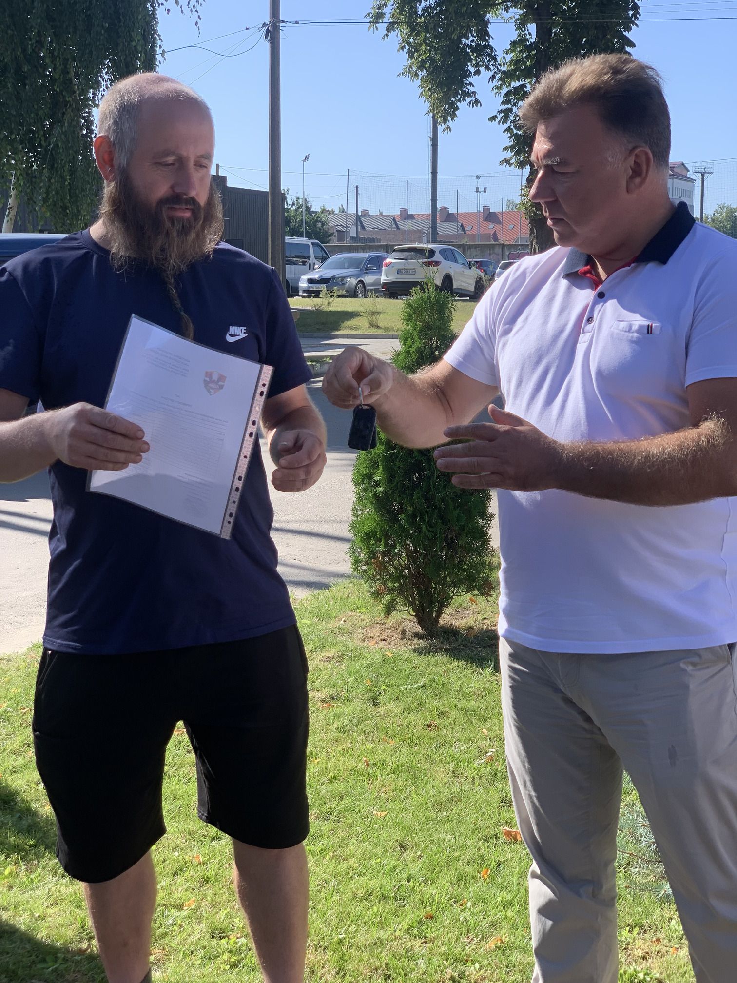 директор РОКЛ передає ключі військовослужбовцю