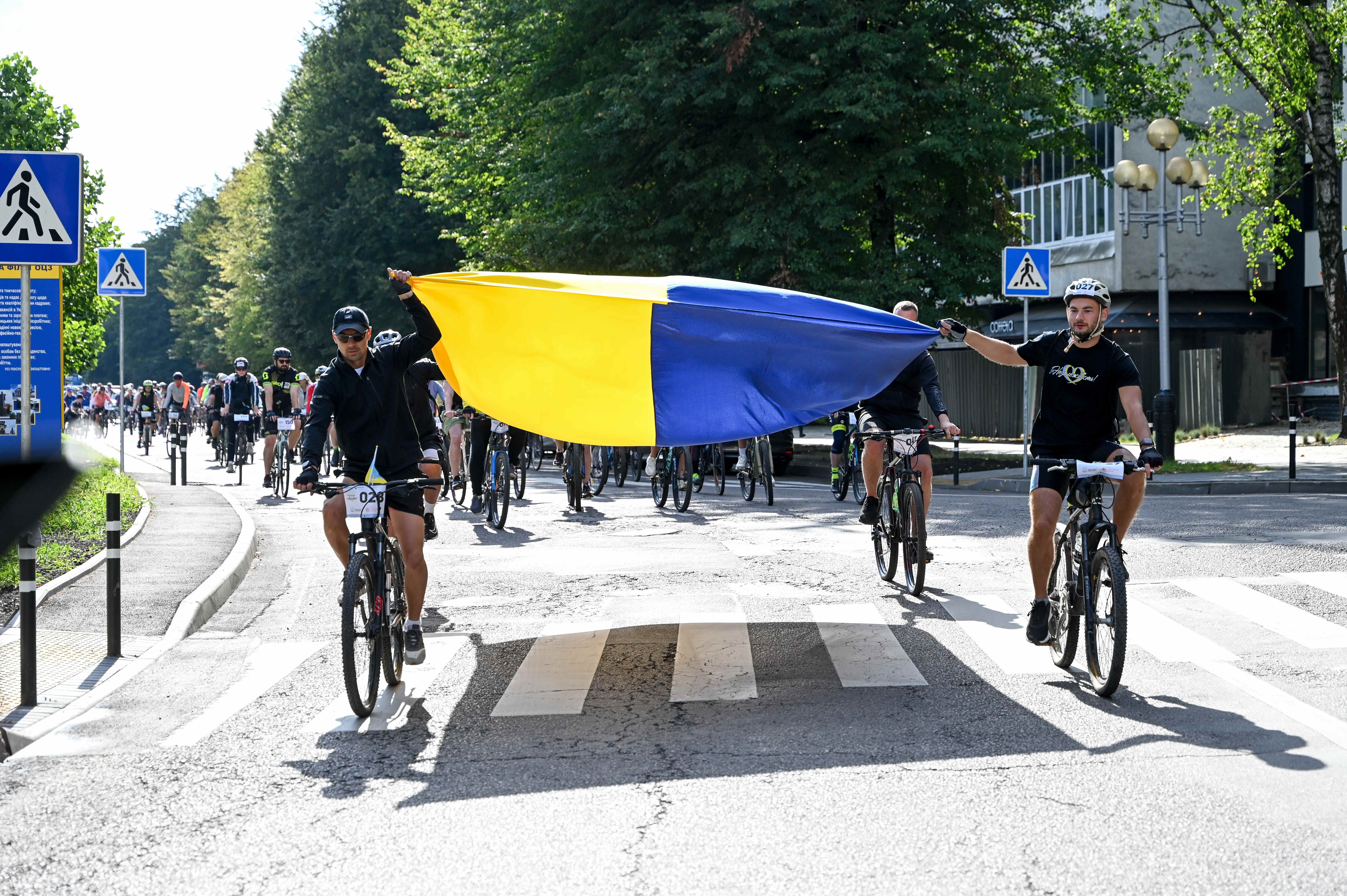 стар заїзду із пропором України