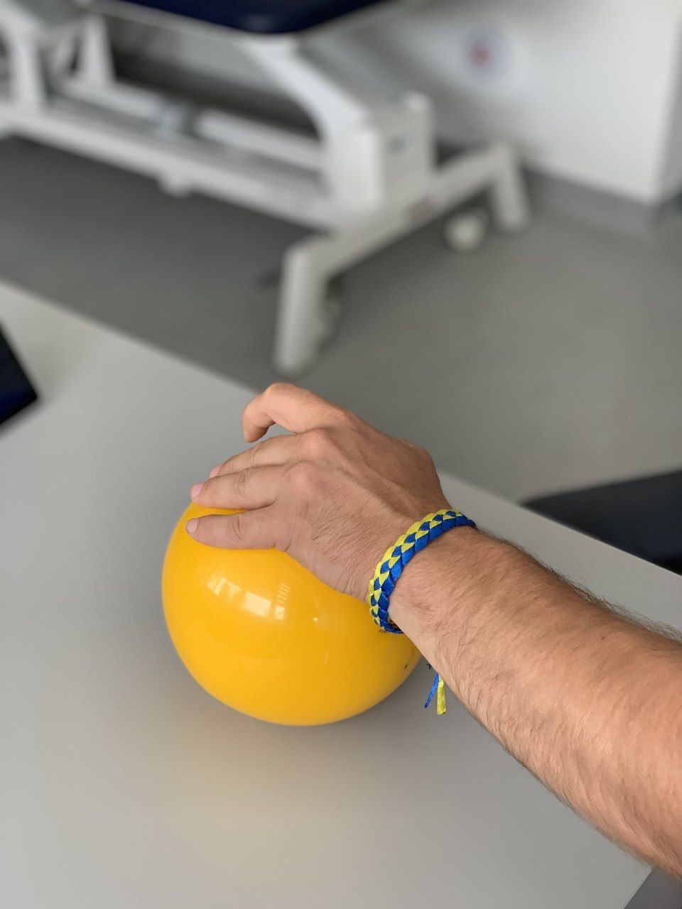 пацієнт який займається з допомогою "розумного" м"яча