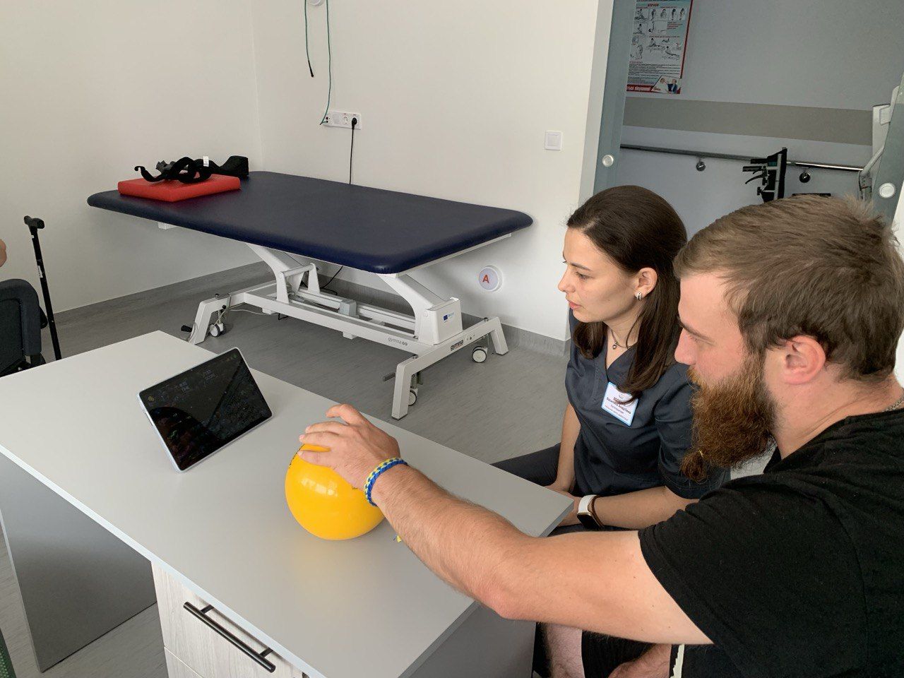 пацієнт під наглядом ерготерапевта працює з м'ячем