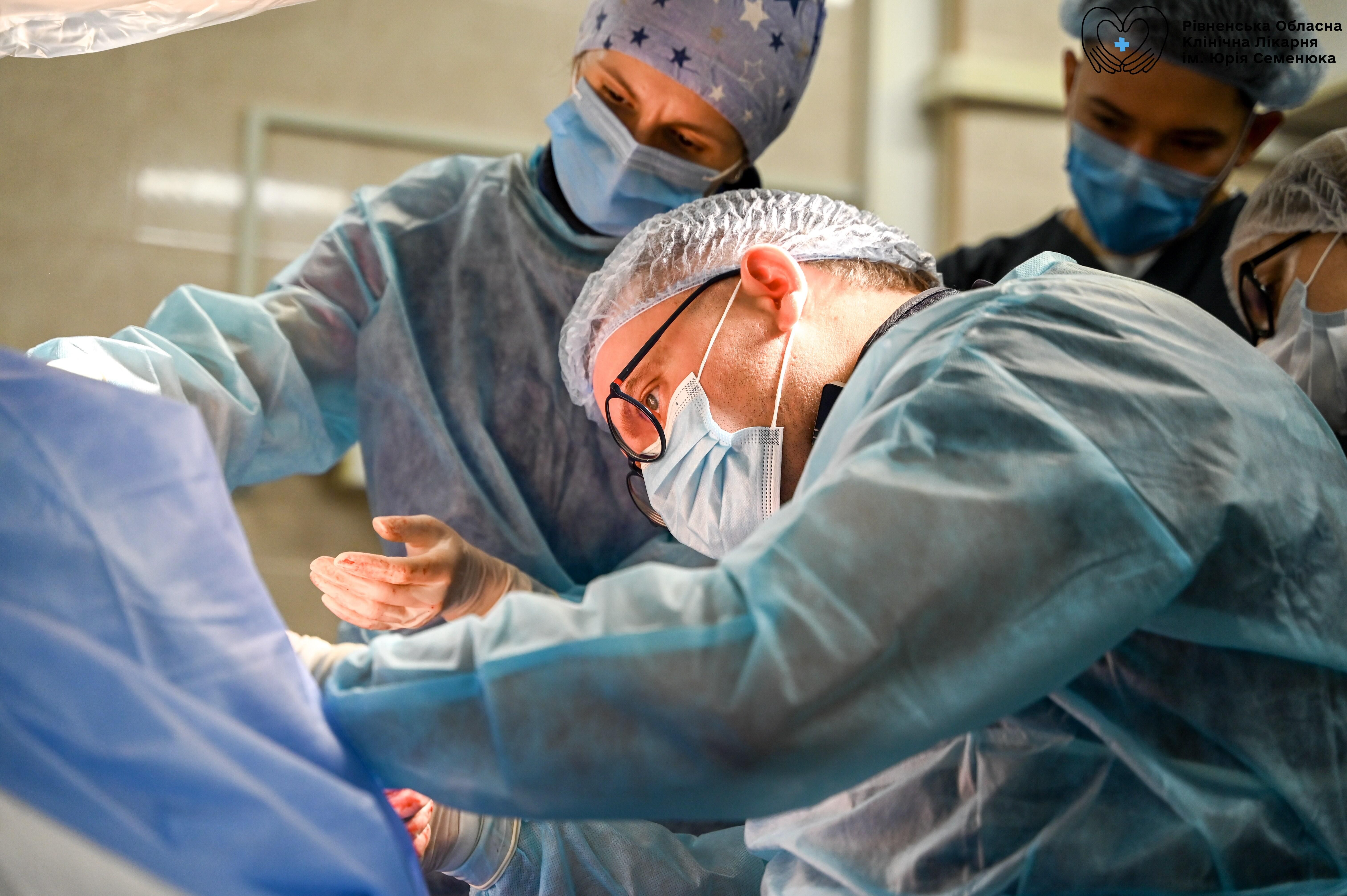 лікар-анестезіолог встановлює порт-систему