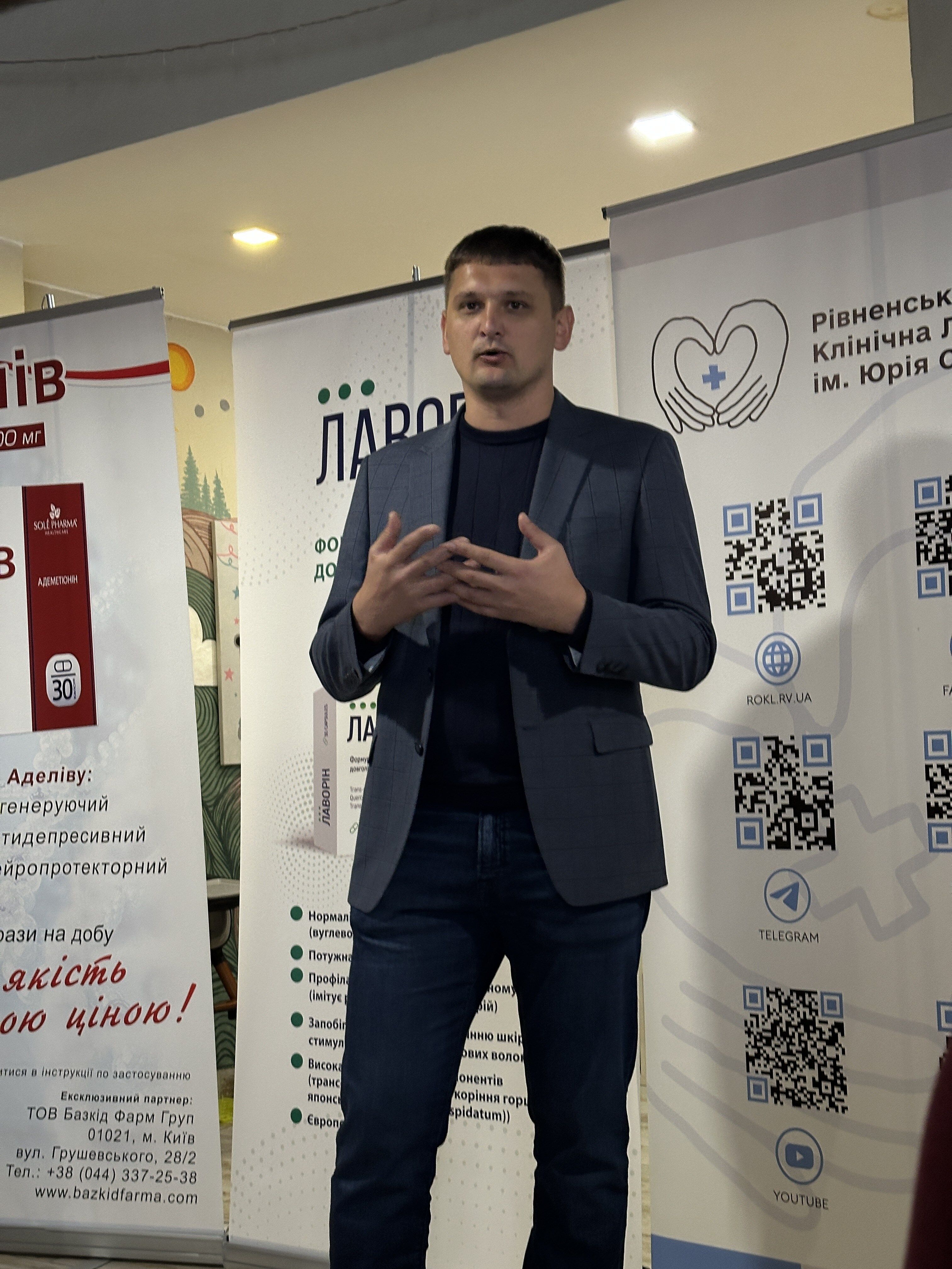 Микола Романовський під час доповіді на конференції