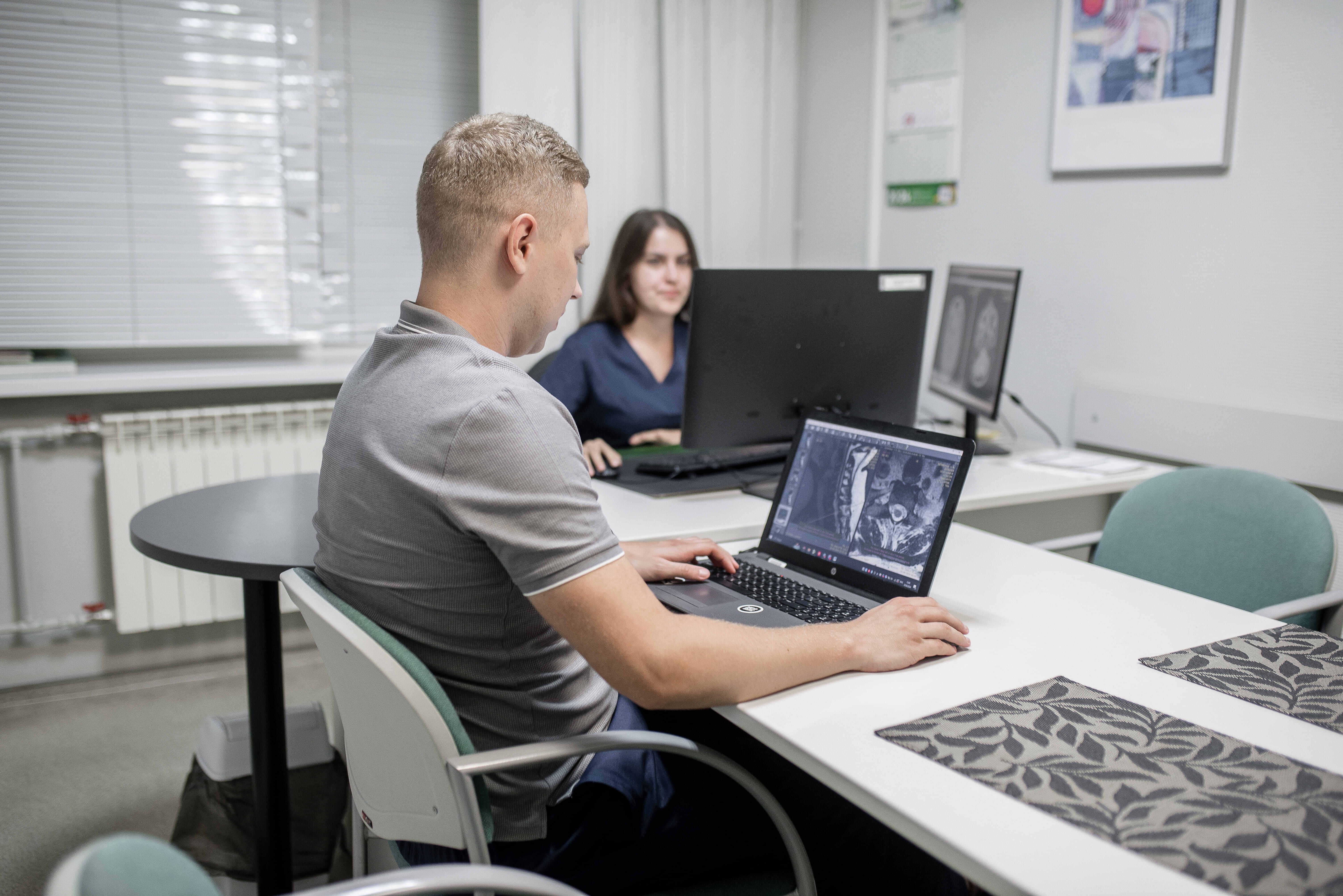 працівники за роботою