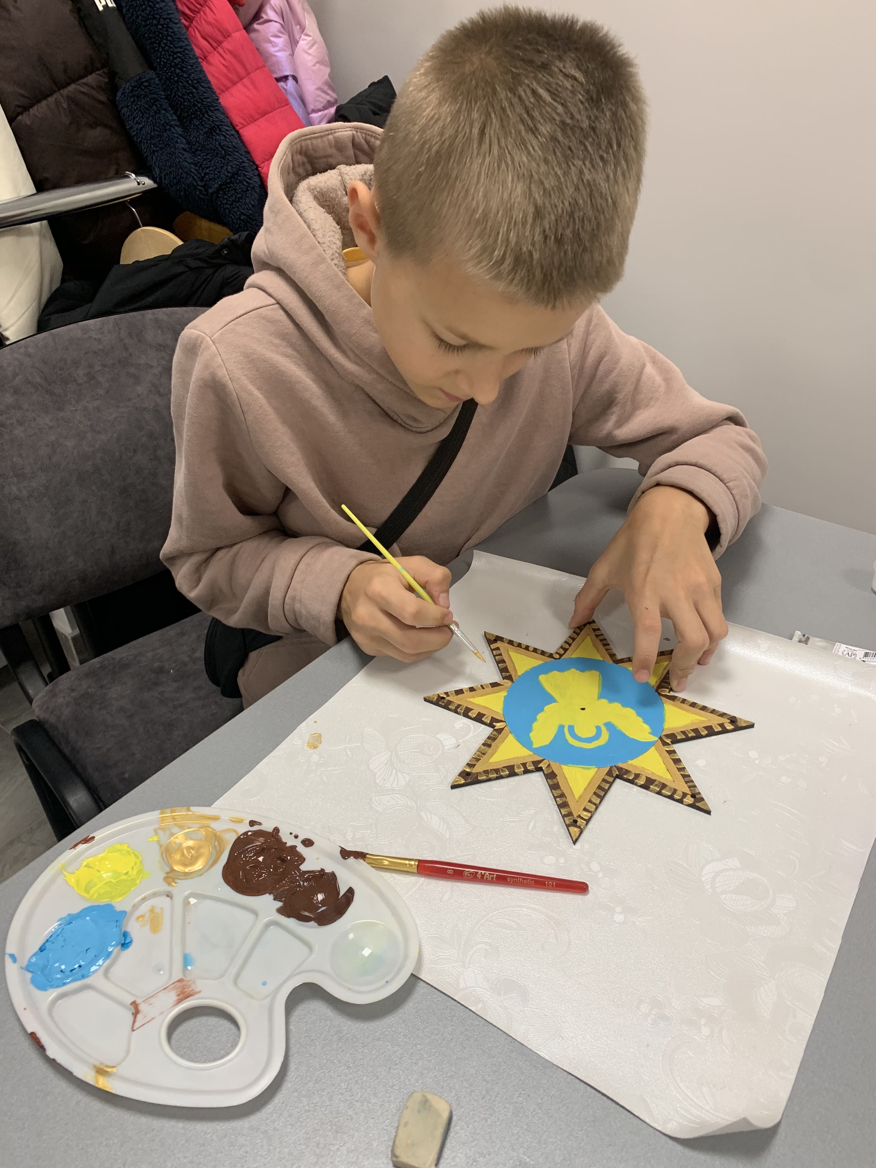 учасник майстер-класу розфарбовує Різдвяну Зірку