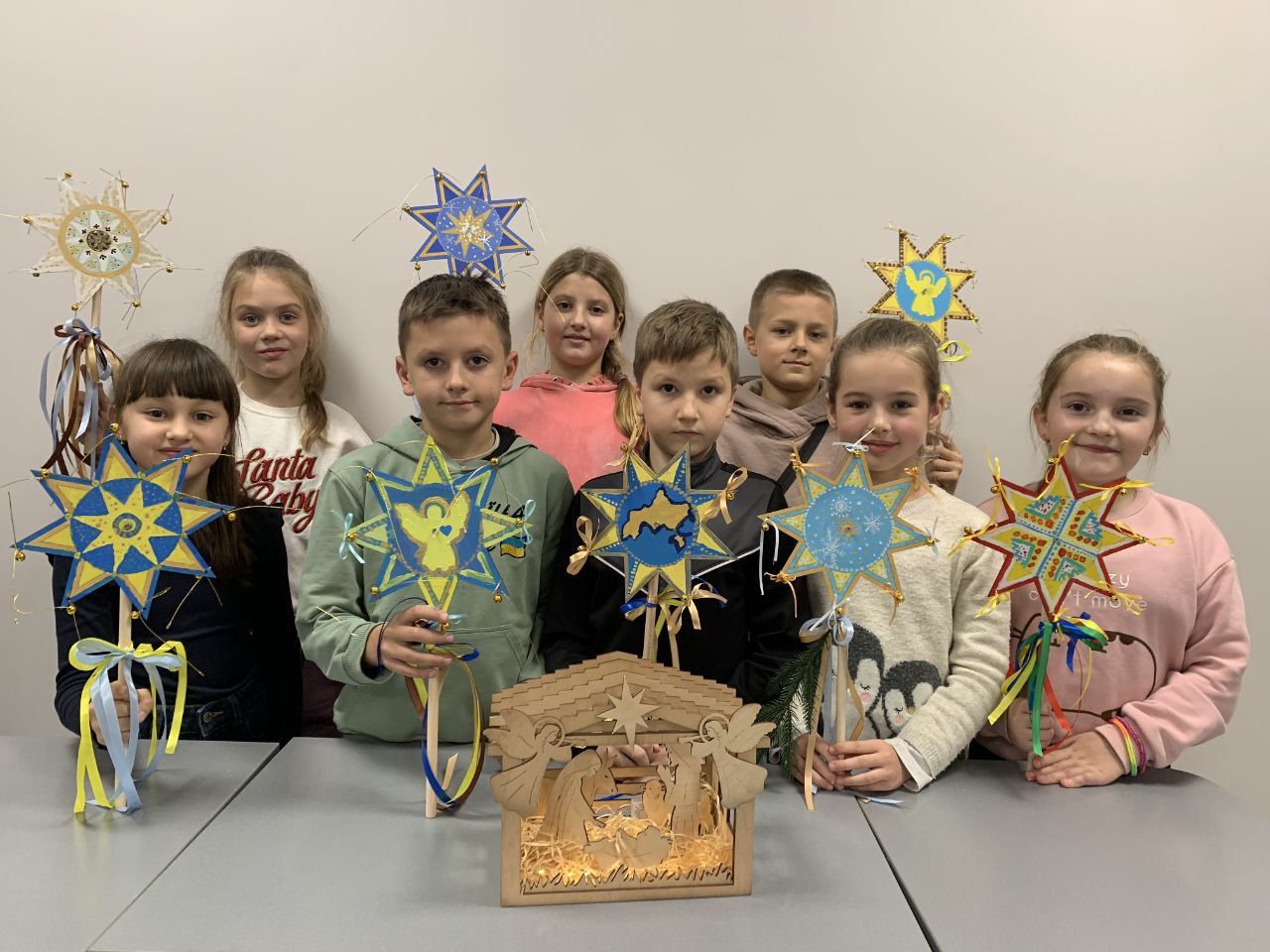 діти працівників РОКЛ із різдвяними зірками