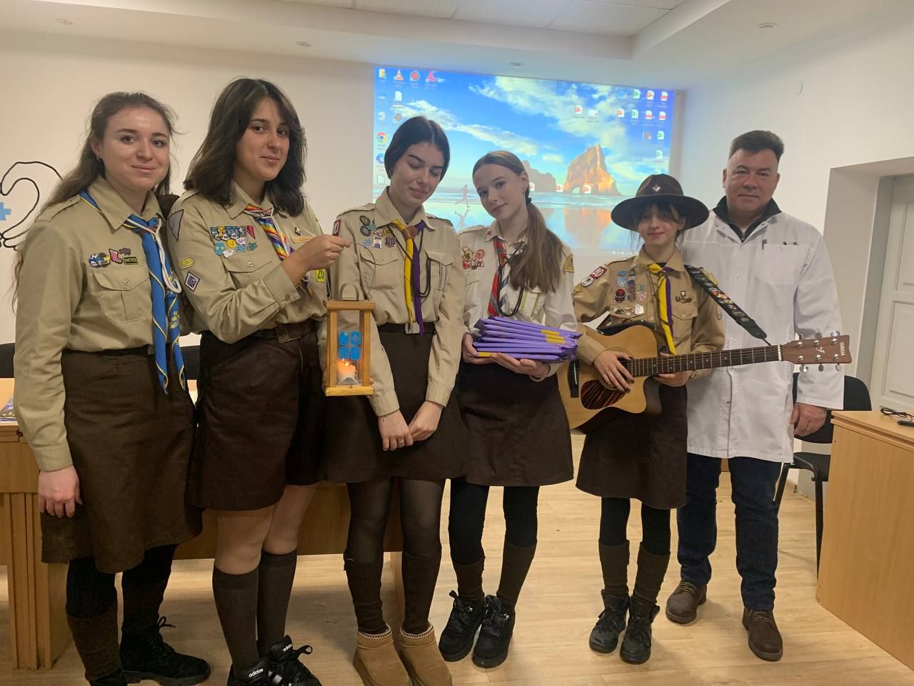 представники Пласту разом із директором РОКЛ після передачі Вифлеємського вогню миру