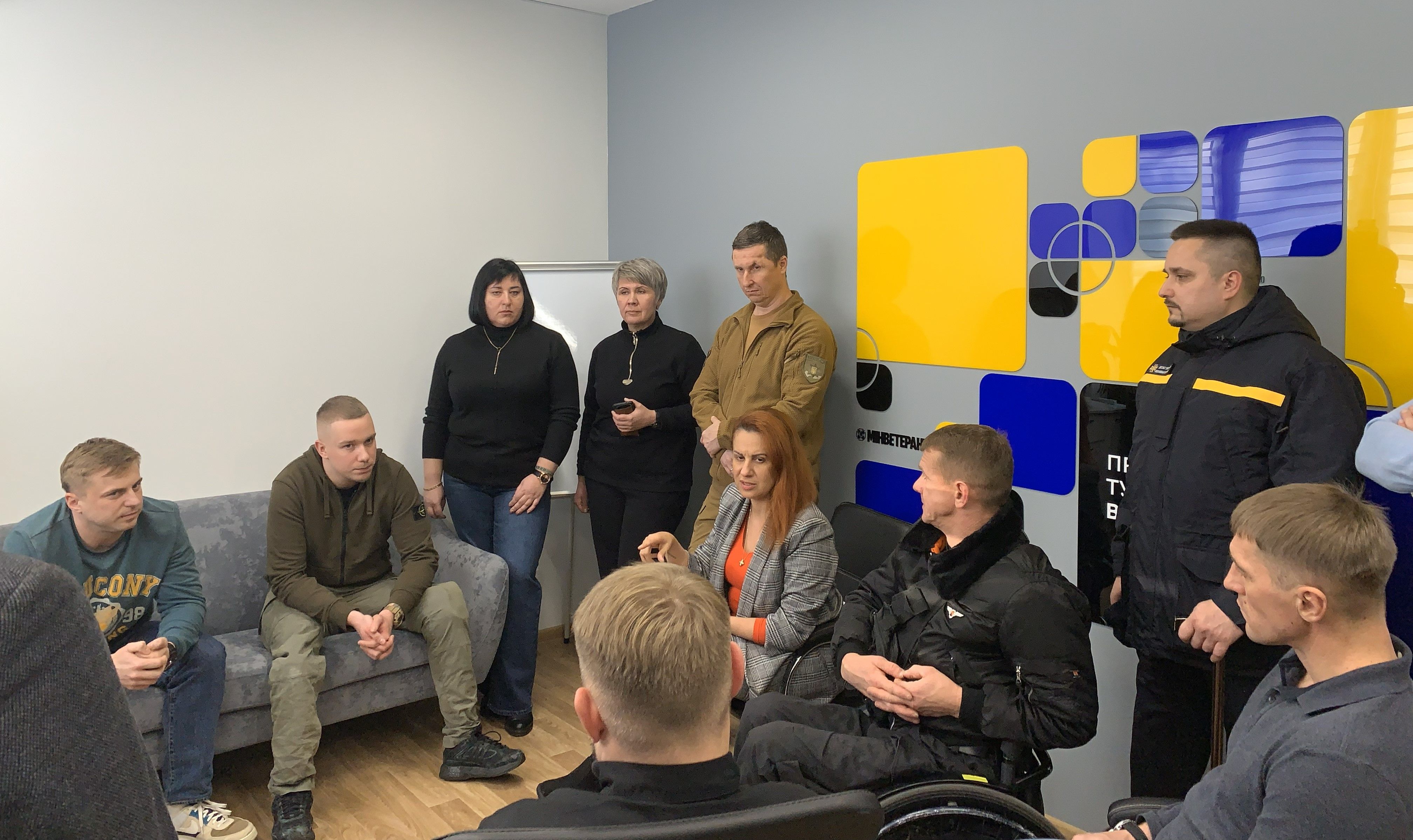 міністерка з питань ветеранів спілкується із демобілізованими військовими ЗСУ