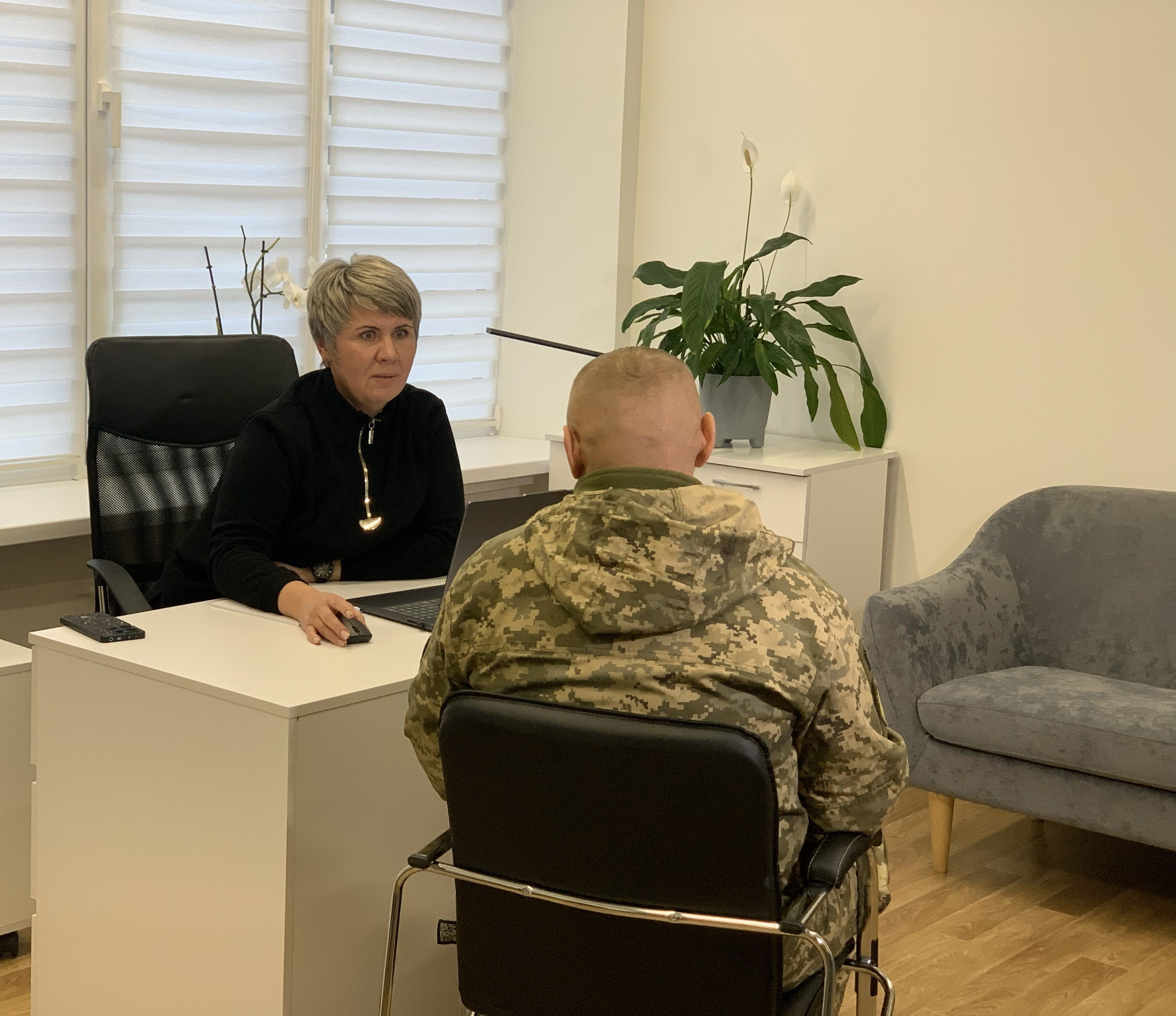 консультація військового у Просторі турботи про ветерана у РОКЛ