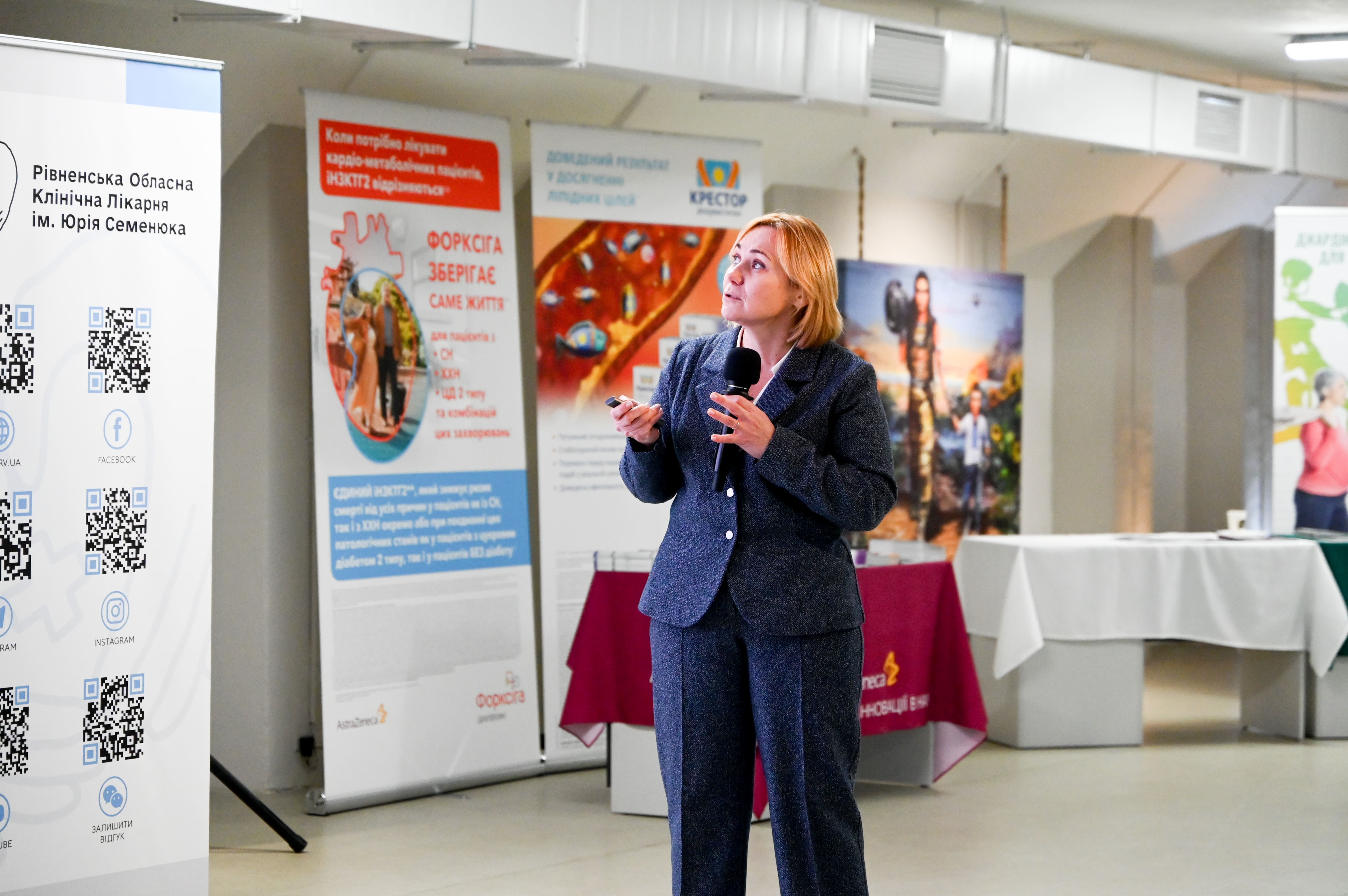 Лариса Черначук під час доповіді на конференції