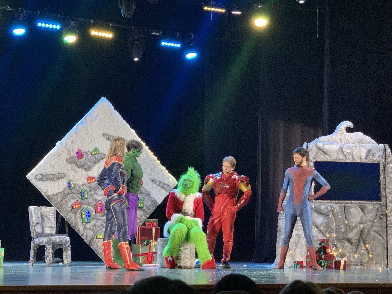 фото з вистави "Різдво з супергероями"