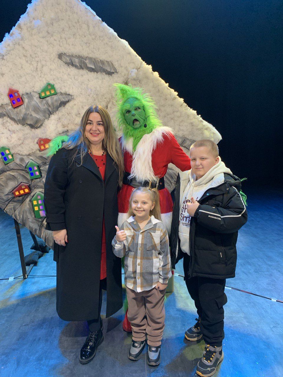 Голва профспілки РОКЛ разом із дітьми, які прийшли на виставу