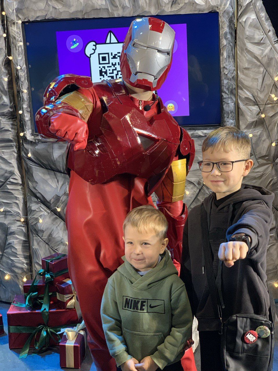 діти працівників РОКЛ разом із одним із героїв вистави