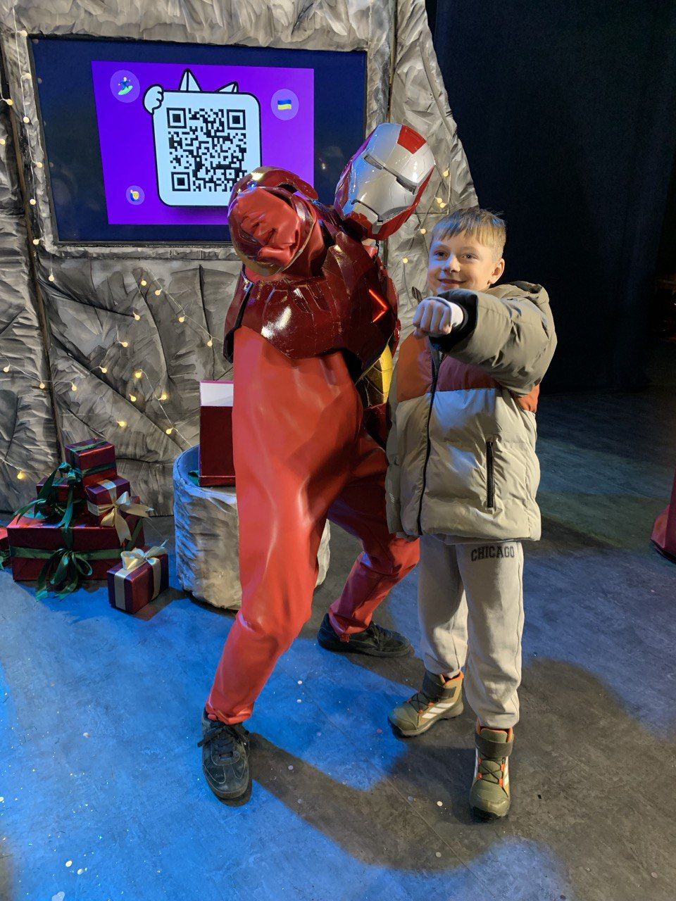 син працівниці РОКЛ після вистави із одним із акторів