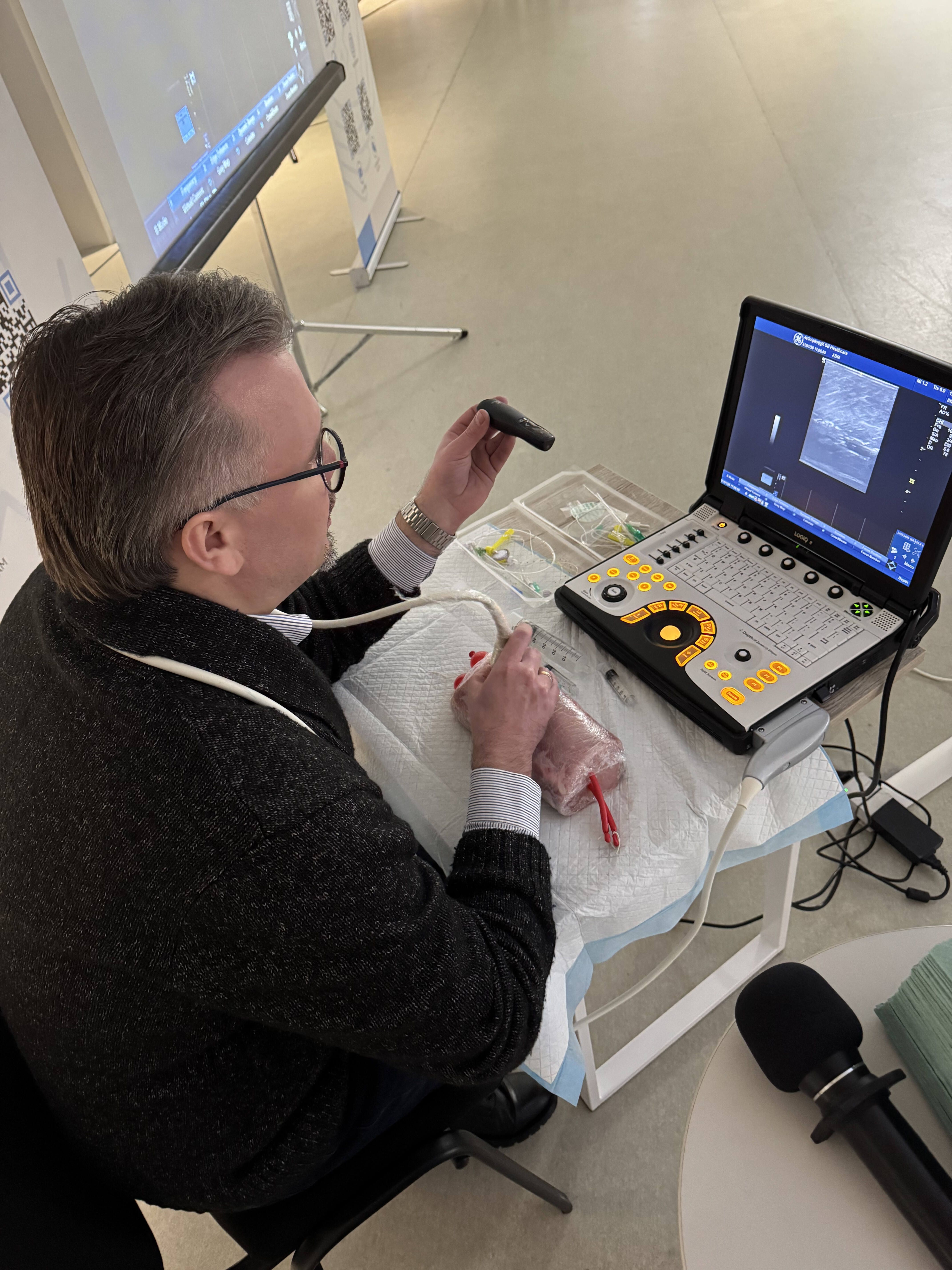 Максим Барса під час встановлення катетера