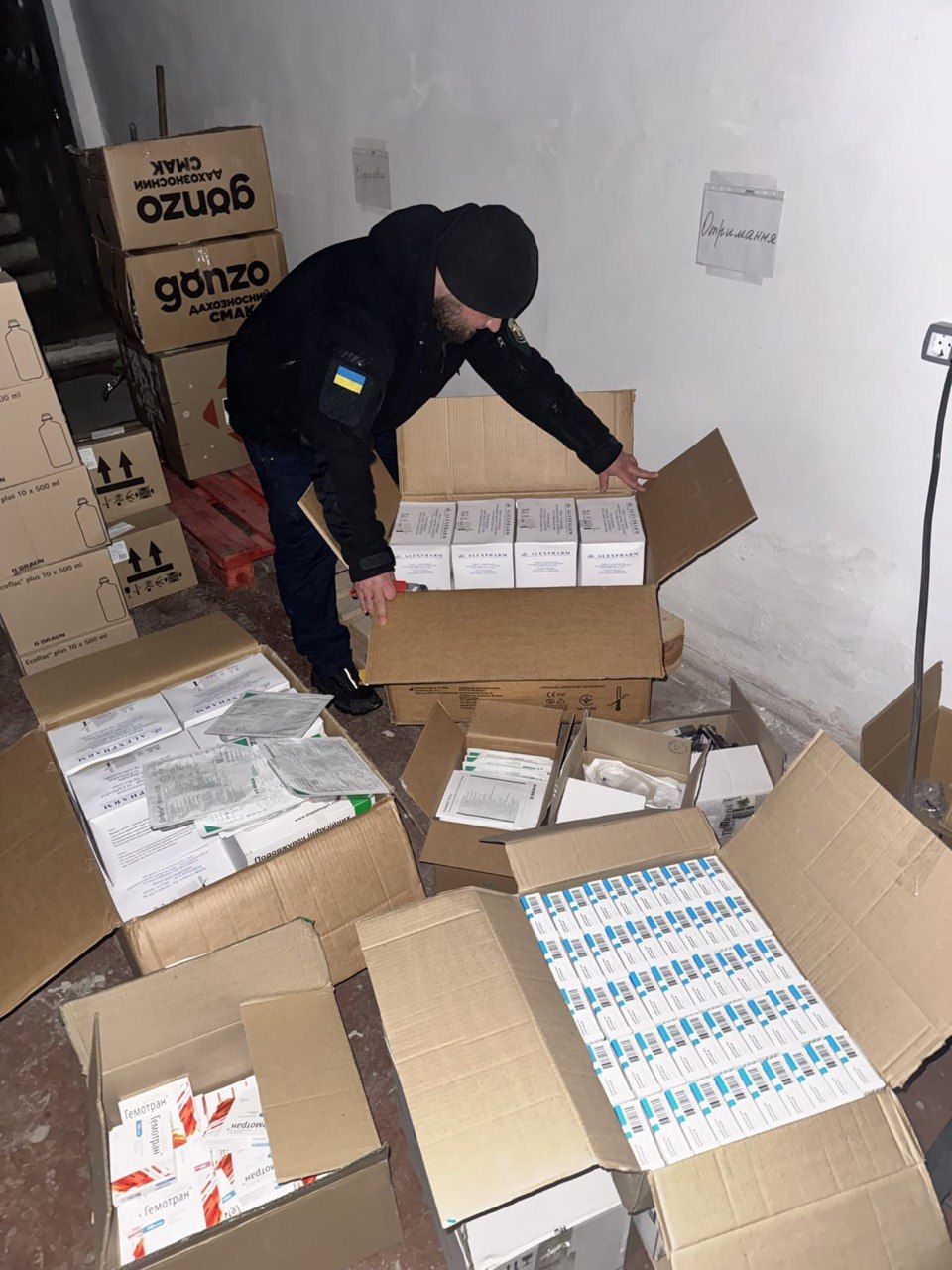 медики МОАС приймають отриману допомогу від РОКЛ