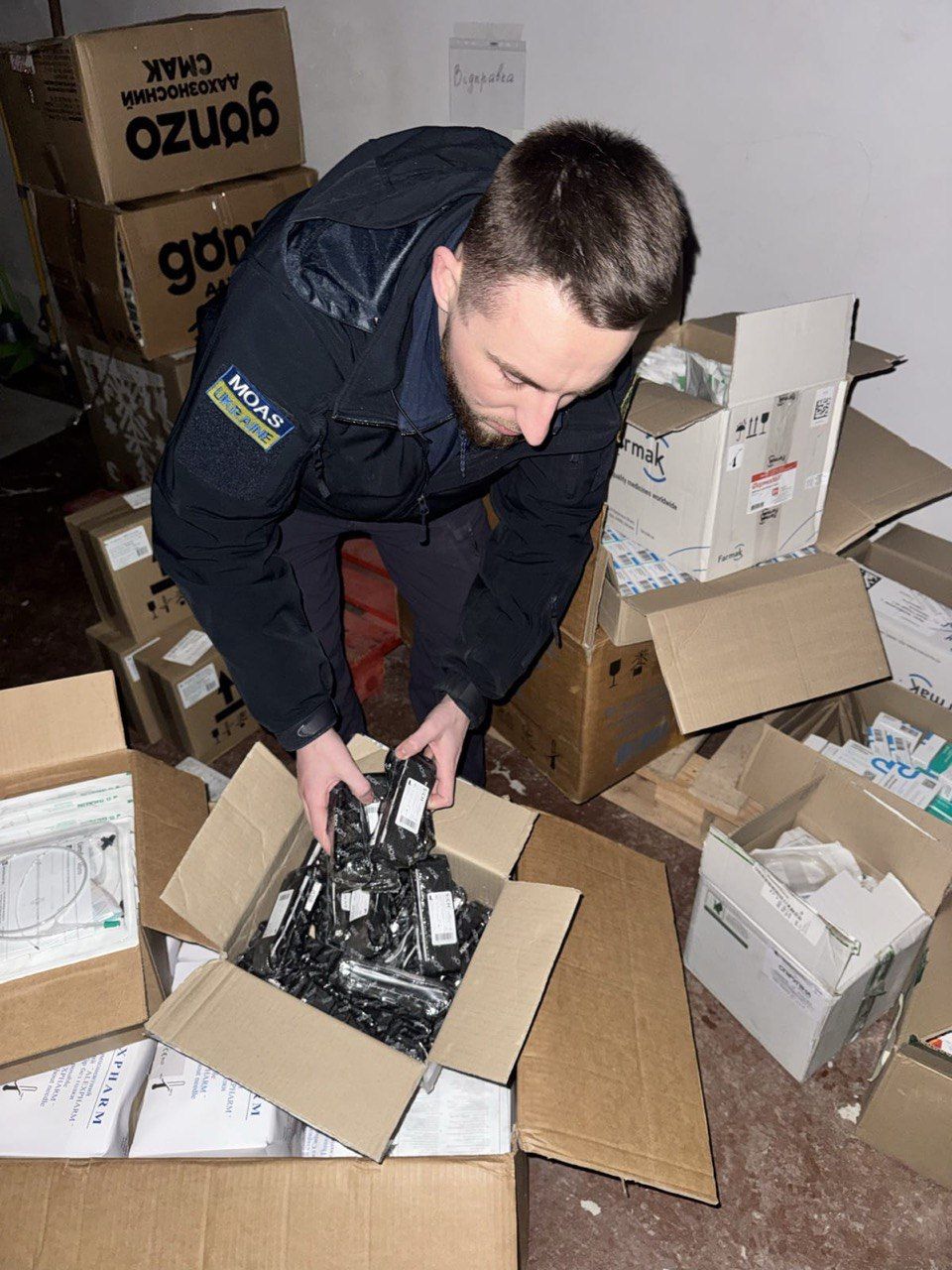 медики МОАС приймають отриману допомогу від РОКЛ