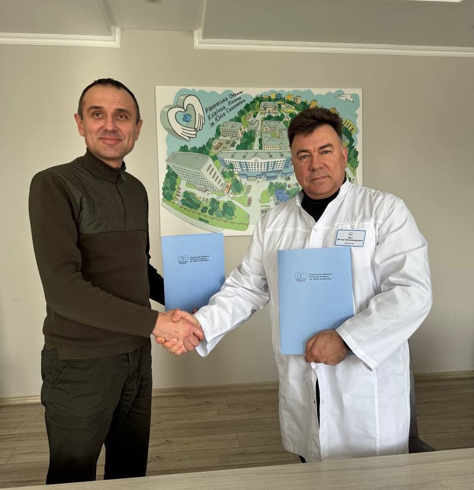 Директор РОКЛ Віктор Ткач та керівник 4 територіального вузла урядового зв’язку Держспецзв’язку Андрій Клєвцов після підписання меморандуму про співпрацю