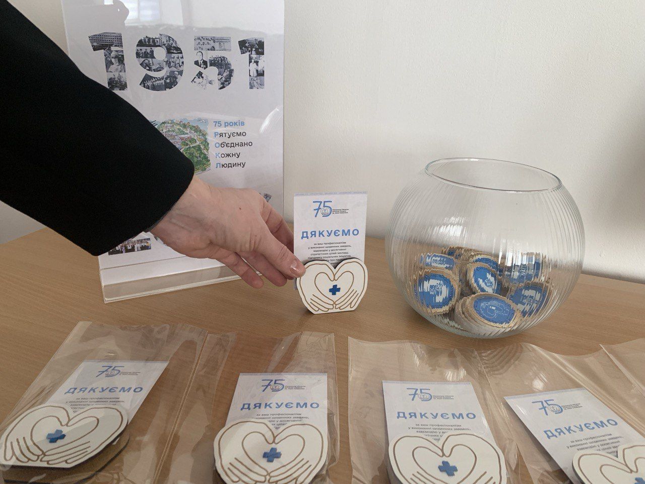 підставка для фото у формі логотипу РОКЛ