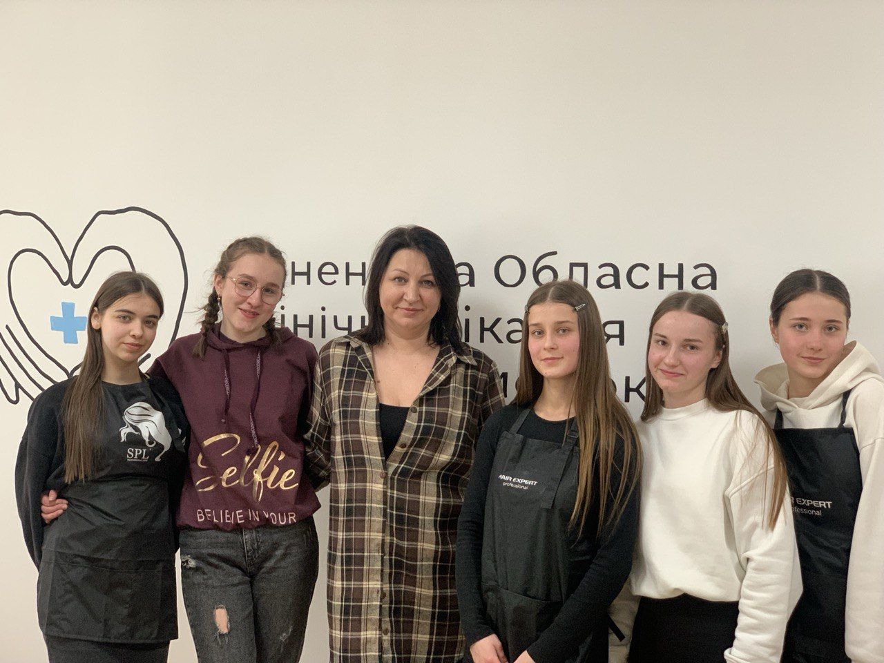 студенти та викладачка Рівненського центру ПТО сервісу та дизайну