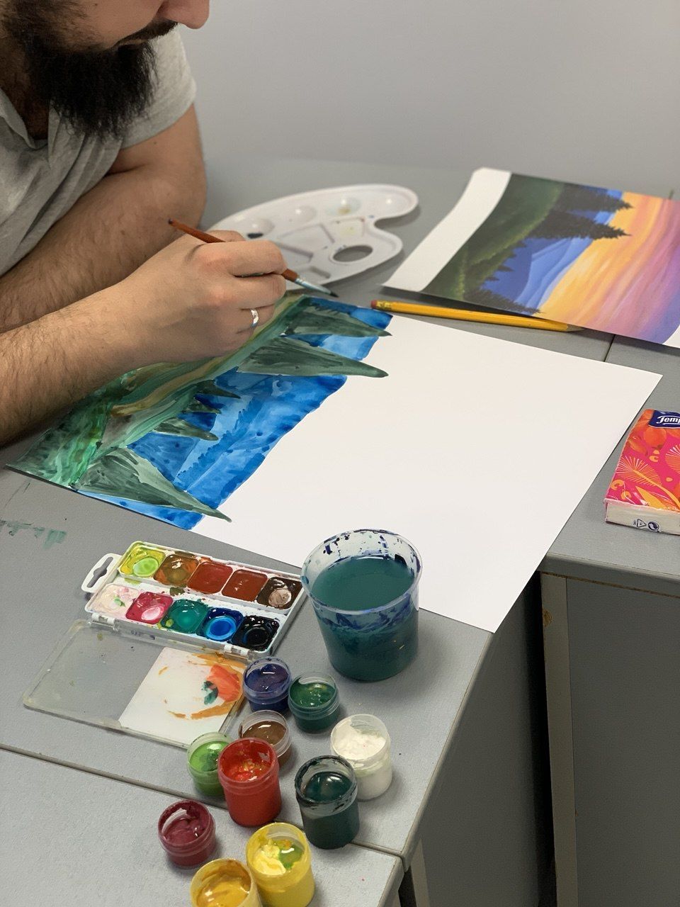 військовослужбовець ЗСУ під час арт-терапії у РОКЛ