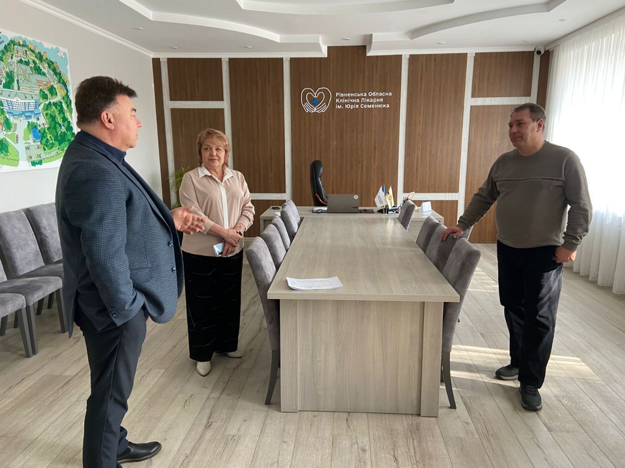 Директор РОКЛ Віктор Ткач із колегами з Кіровоградської обласної лікарні