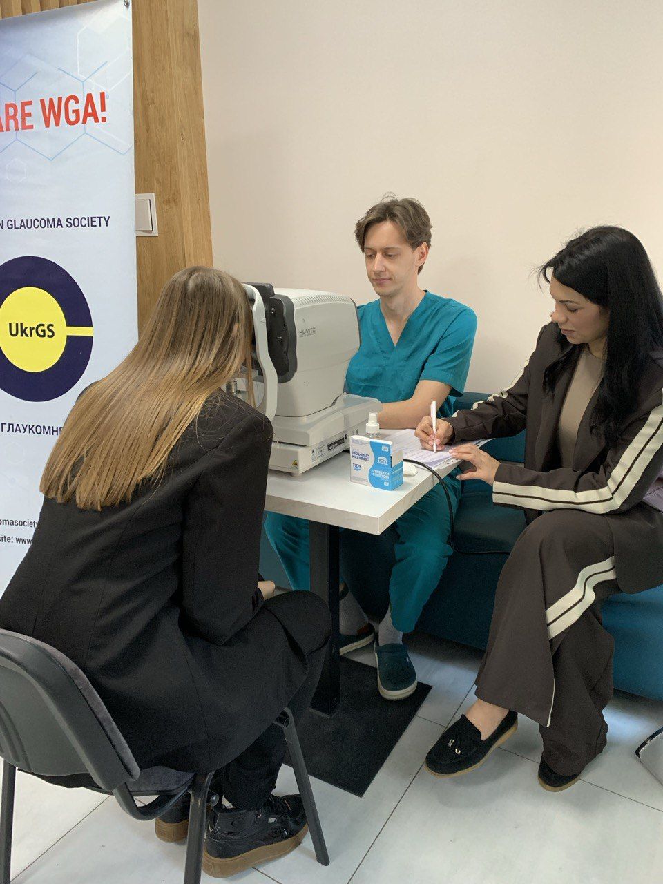 пацієнтці РОКЛ вимірюють внутрішньоочний тиск 
