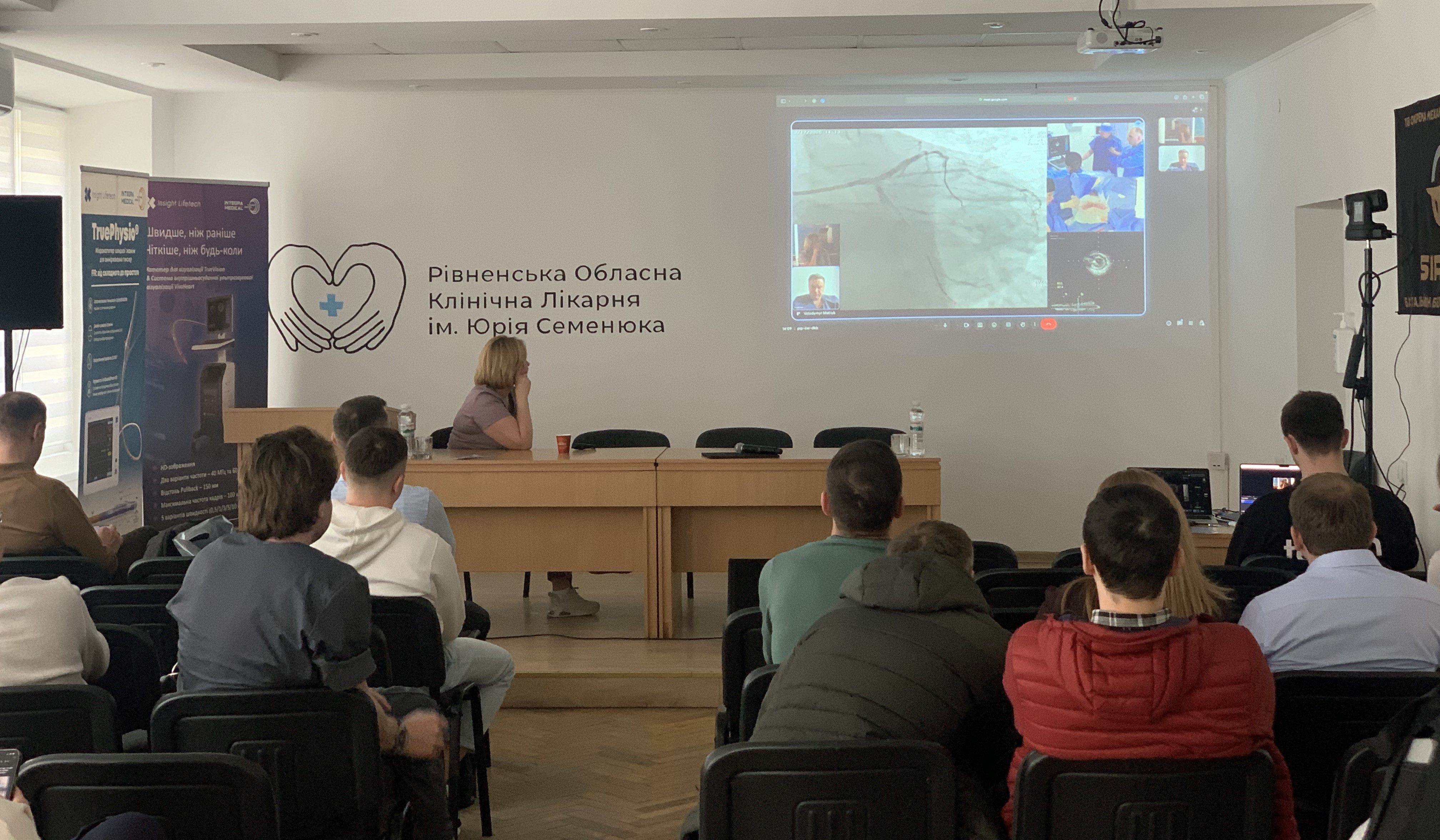учасники майстер-класу спостерігають за ходом операційного втручання в режимі реального часу
