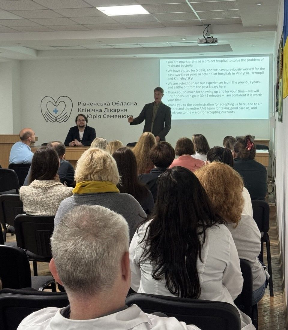Токе Сейєрьо Барфод проводить лекцію для працівників РОКЛ