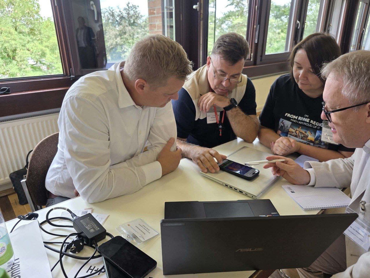 Віктор Ткач із представниками компаній учасників навчання