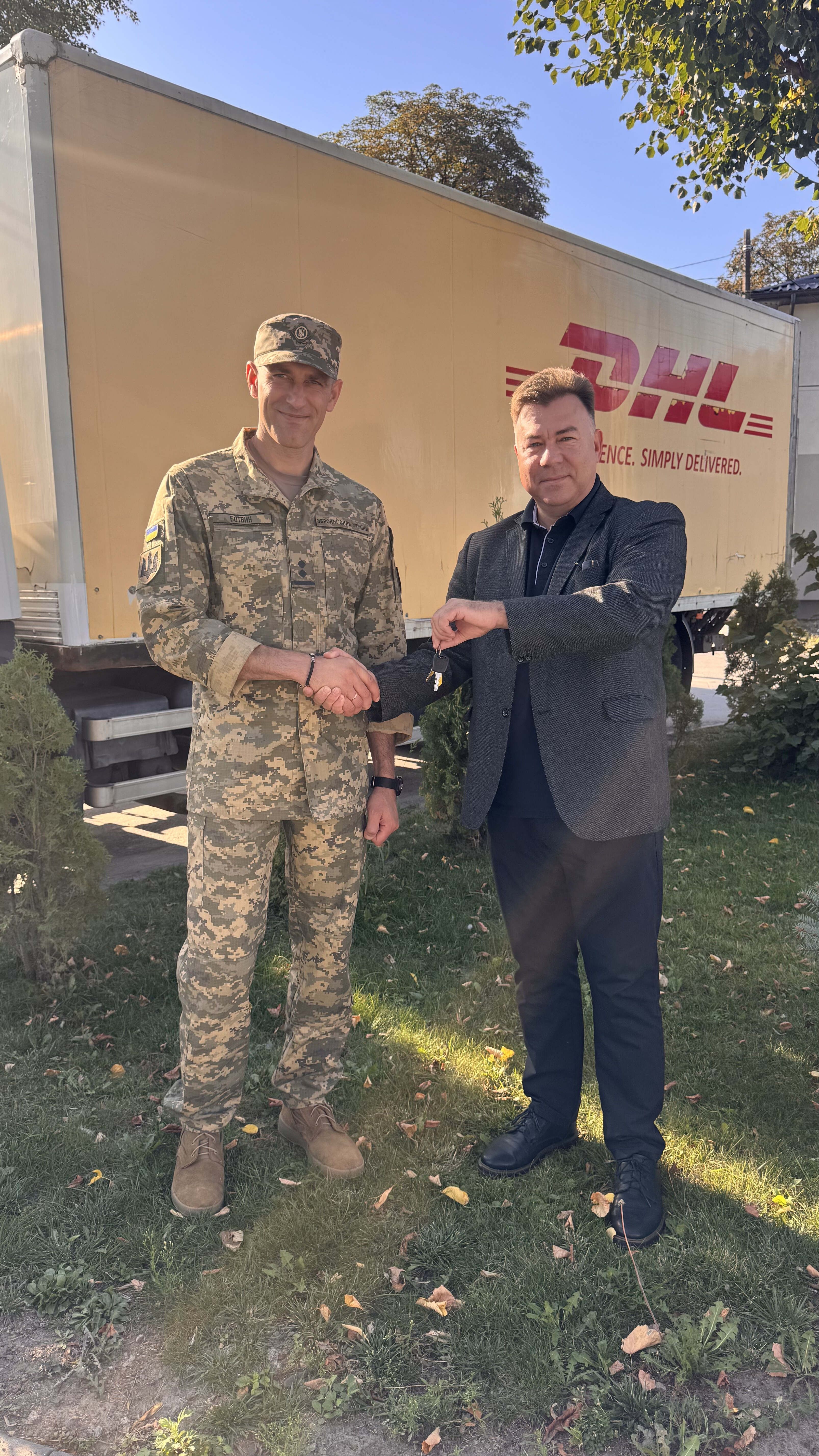Віктор Ткач передає ключі від авто військовому
